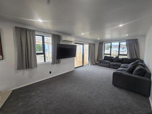 Unwind in Comfort and Style in อัพเปอร์ ฮัท