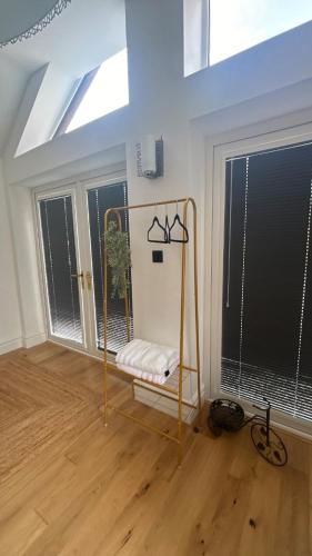 NEW Ye-Nyasha Stylish Retreat Hideaway in Farnham