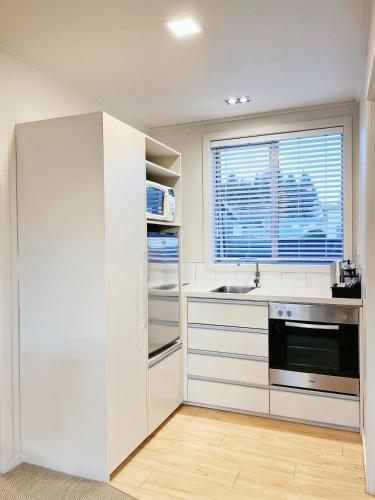 Kitchen, Anchorage Motel Apartments in Te Anau
