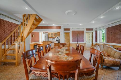 Luxury Waterfront Retreat with Panorama Room & Sauna at Sinso Talu in Rutikvere