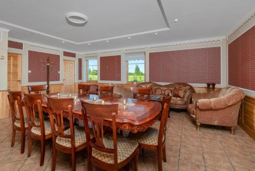 Luxury Waterfront Retreat with Panorama Room & Sauna at Sinso Talu in Rutikvere