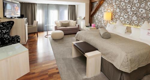 1 king bed, 1 sofa bed