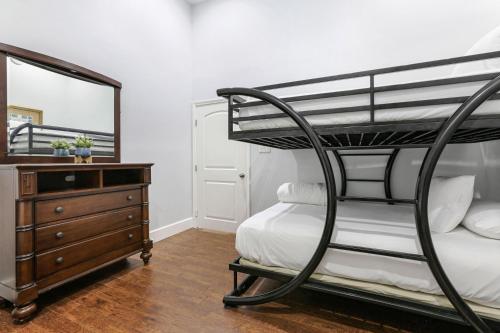 Elegant 4BR Condo in Downtown - image 12