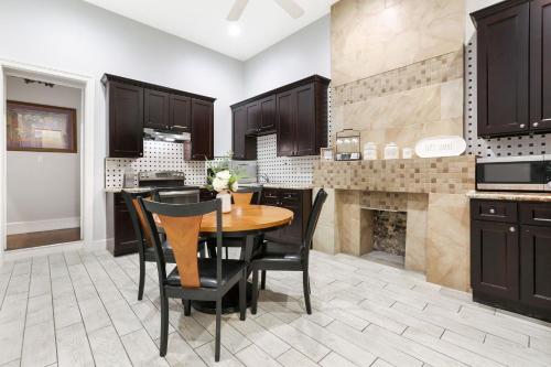 Elegant 4BR Condo in Downtown - image 11