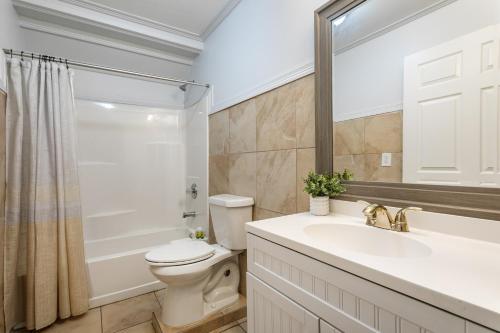 Elegant 4BR Condo in Downtown - image 14