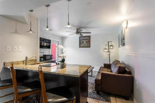 Elegant 4BR Condo in Downtown - image 12
