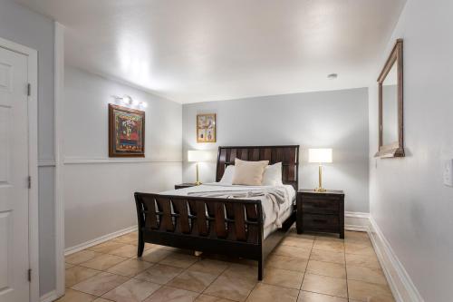 Elegant 4BR Condo in Downtown - image 14