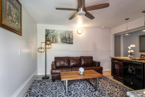 Elegant 4BR Condo in Downtown - image 10