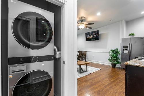 Elegant 4BR Condo in Downtown - image 11