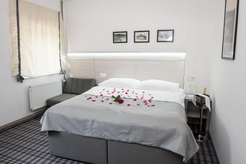 1 queen bed, 1 sofa bed