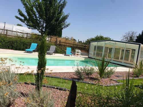 Gîte Mustang avec accès piscine (Gite Mustang avec acces piscine) in Courleon