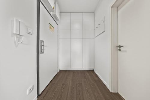 Modern city-center apartment with castle view, Bratislava (photo 10)