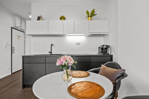 Modern city-center apartment with castle view, Bratislava (photo 8)