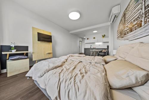 Modern city-center apartment with castle view, Bratislava (photo 5)