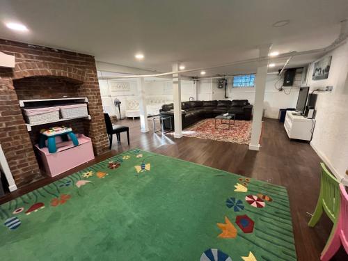 Grand Bergen Home Near NYC-Shops in Rochelle Park (NJ)
