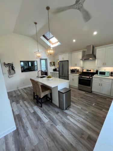 Grand Bergen Home Near NYC-Shops in Rochelle Park (NJ)