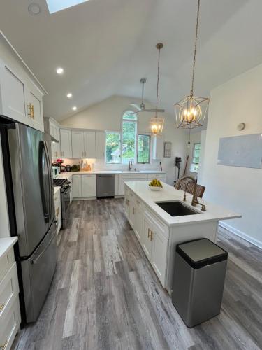 Grand Bergen Home Near NYC-Shops in Rochelle Park (NJ)