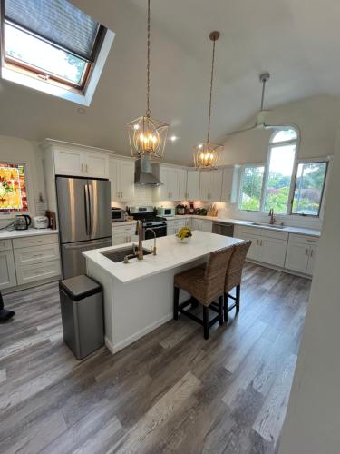 Grand Bergen Home Near NYC-Shops in Rochelle Park (NJ)