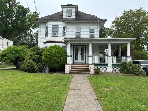 Grand Bergen Home Near NYC-Shops in Rochelle Park (NJ)