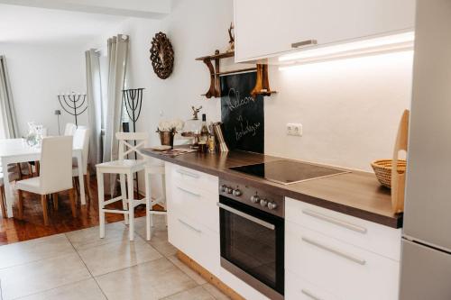 Chalet Austria, famous ski areas around us, 15 min to salzburg city, direct mountain view, up to 10  in Dechl
