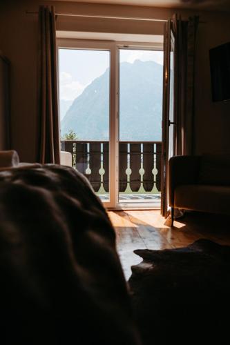 Chalet Austria, famous ski areas around us, 15 min to salzburg city, direct mountain view, up to 10  in Dechl
