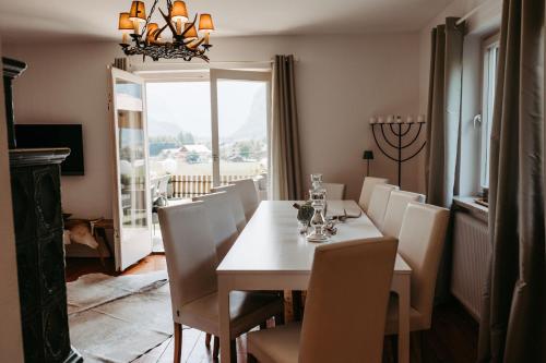 Chalet Austria, famous ski areas around us, 15 min to salzburg city, direct mountain view, up to 10  in Dechl