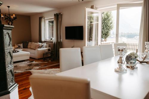 Chalet Austria, famous ski areas around us, 15 min to salzburg city, direct mountain view, up to 10  in Dechl