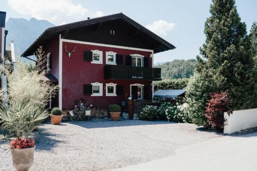 Chalet Austria, famous ski areas around us, 15 min to salzburg city, direct mountain view, up to 10 people in Golling an der Salzach