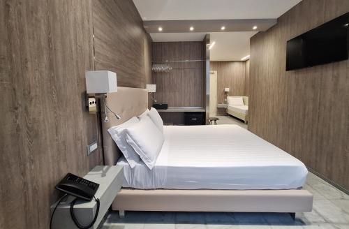 1 queen bed, 1 twin bed