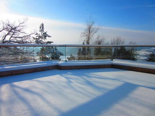 Ferienhaus hoch uber dem Taubertal mit fantastischem Weitblick, Dachterrasse, 2000m2 großem Grundstu in 勞達-科尼雪芬