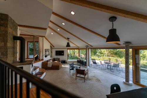 Ferienhaus hoch uber dem Taubertal mit fantastischem Weitblick, Dachterrasse, 2000m2 großem Grundstu in 勞達-科尼雪芬