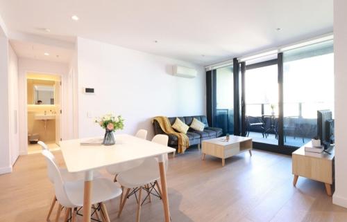 04D Abnb-Style Skyline view, Parking and Pool, 7mins to Crown Melbourne, Melbourne