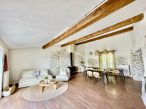 Suites zen dans maison d'hotes avec piscine interieure et jardin in Ventenac-Cabardes
