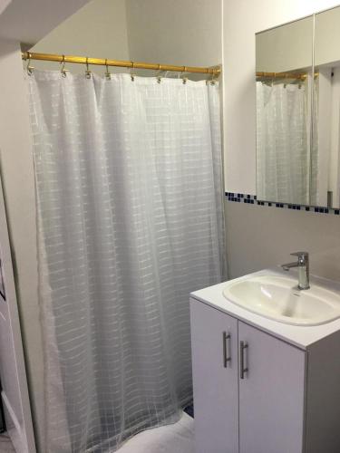 Private room with bathroom - image 5
