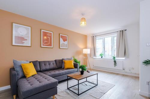 Modern 3 bedroom home - driveway parking for 2 vehicles, close to Manchester city centre, Manchester (photo 5)