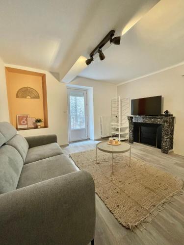 Suites zen dans maison d'hotes avec piscine interieure et jardin in Ventenac-Cabardes