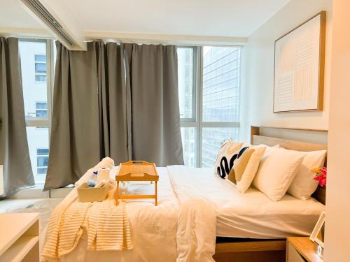 Stylish 1BR Prime BGC Uptown near Hyatt #upt119c, Манила