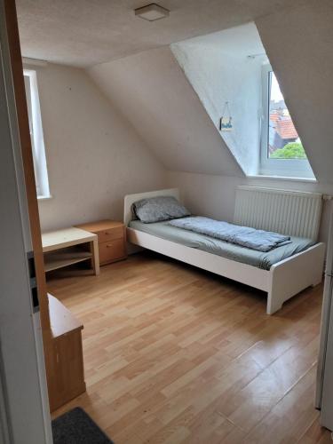 Cosy Zimmer mit eigenem Kühlschrank und Ferneseher