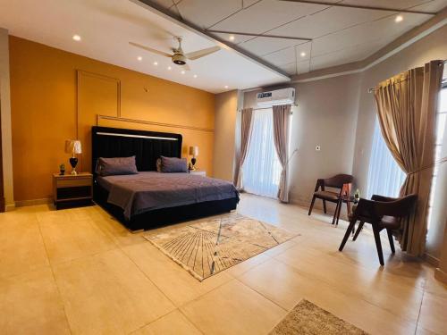 Downtown Serene - A Luxury Suite in B3 Heights with Gym, Rawalpindi