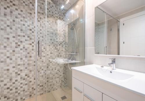 Gemelos 22 Resort Apartment 2-15-B Levante Beach - 샤워실