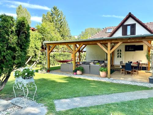 Szárszó Apartment with 3 rooms and PRIVATE BEACH, PRIVATE PARKING (Szarszo Apartment with 3 rooms and PRIVATE BEACH, PRIVATE PARKING) in Balatonszárszó