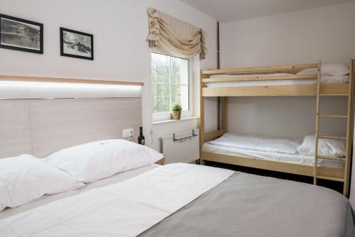 1 queen bed, 1 bunk bed