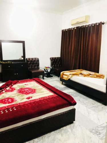 1 double bed, 1 twin bed, 2 futon beds