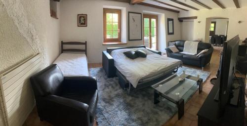 Spacious Farmhouse Apartment, by Lake & Mountains in Larringes