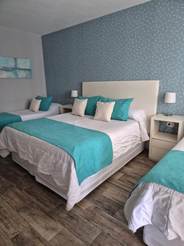 1 double bed, 2 twin beds