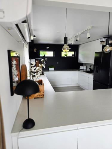 Sentrumsidyll ved fjord og fjell in Molde