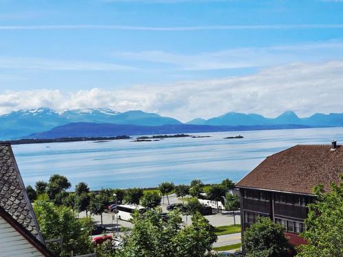 Sentrumsidyll ved fjord og fjell in Molde