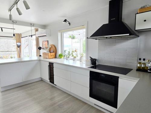 Sentrumsidyll ved fjord og fjell in Molde