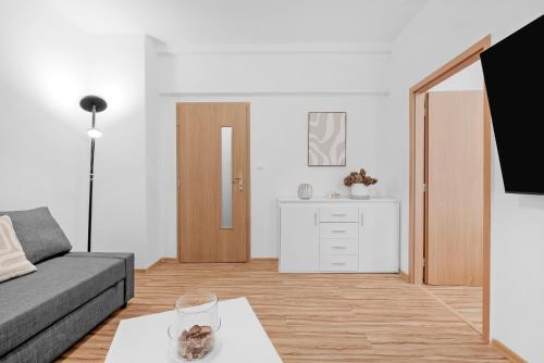 Spacious 3BR Apt by Bus station Nivy Mall with AC, Bratysława (zdjęcie 10)