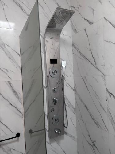 Casa con pileta y ducha con hidromasajes